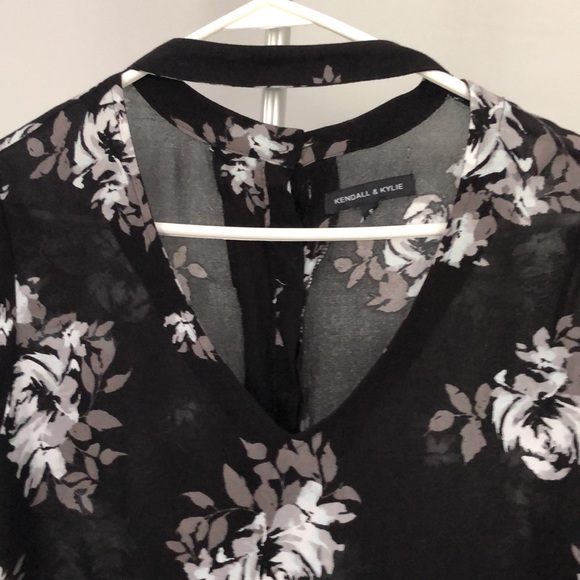 Kendall & Kylie Floral V Neck Choker Blouse in Size Small - Picture 4 of 10